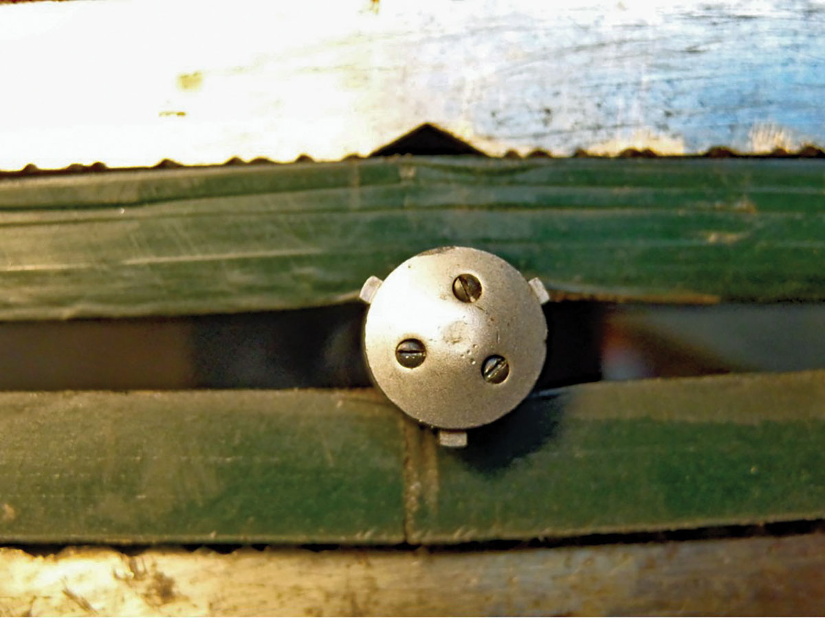 This is the measuring head that goes inside the barrel, with each stud fitting precisely into one of the three grooves. Note that the studs are radiused on the ends for this purpose. The micrometer was held between two green boards for this close-up photo.